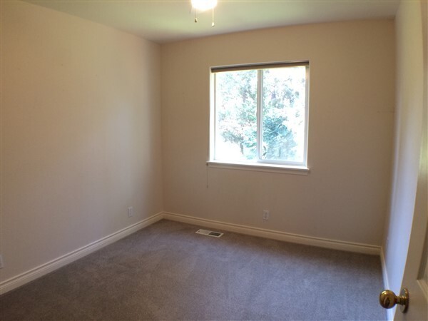 Building Photo - 3 Bedroom Home in SW Bend Just Minutes Fro...