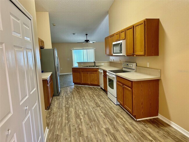 Building Photo - 536 Lakeview Dr