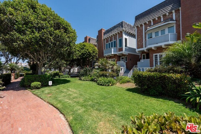 Primary Photo - 20 Ketch St