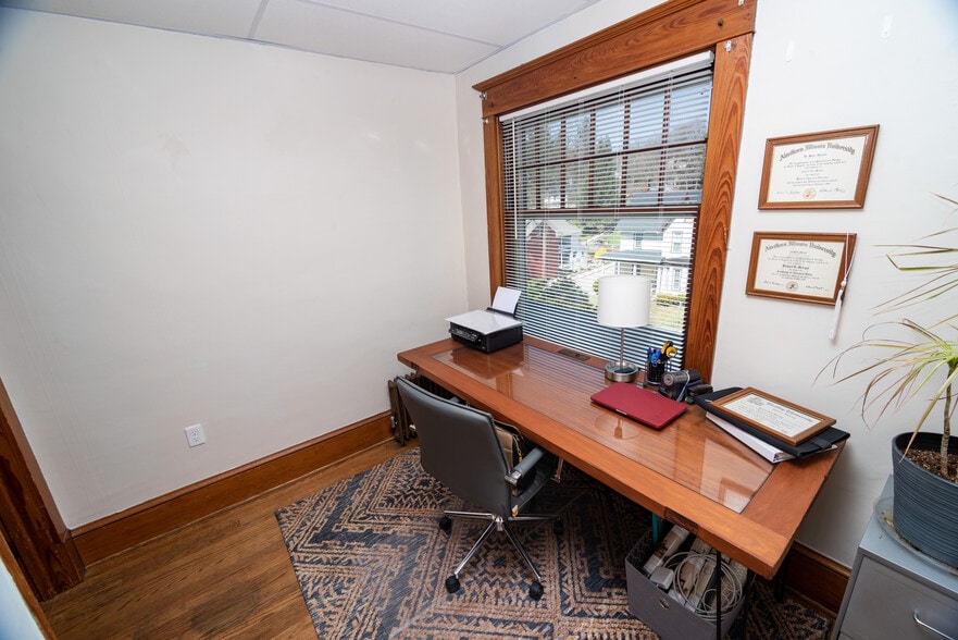 Building Photo - 308 E Linn St