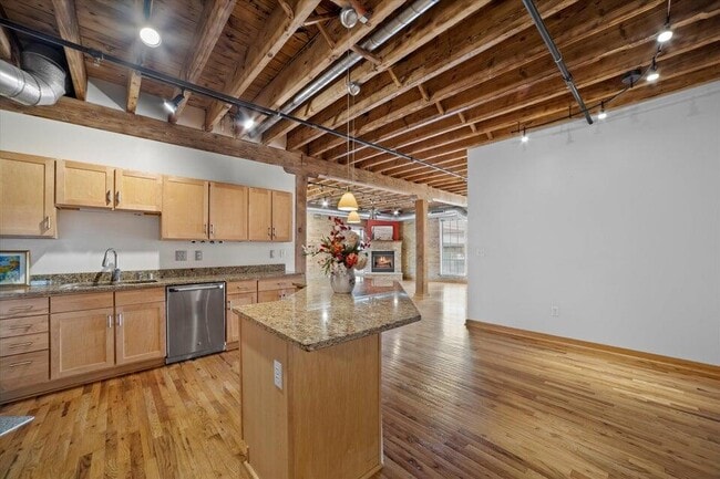 Building Photo - 418 N 3rd St
