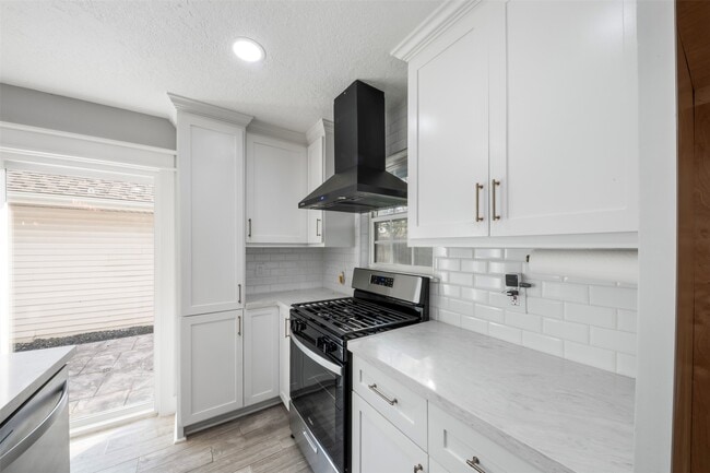 Building Photo - 9327 Golden Sunshine Dr