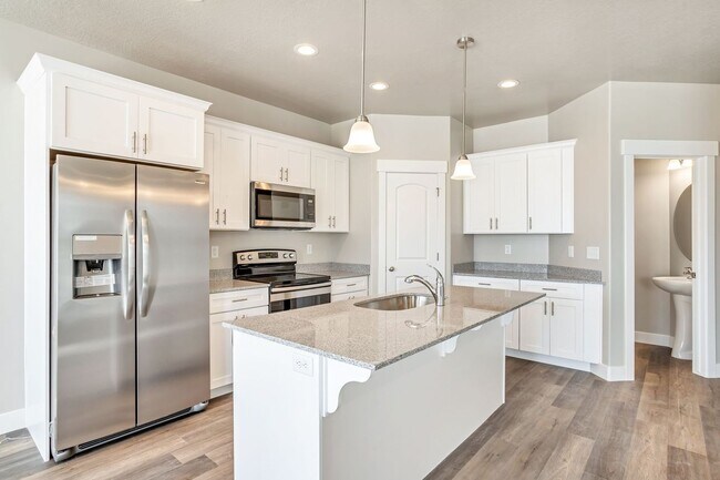 Building Photo - Dog Friendly Exchange Townhome