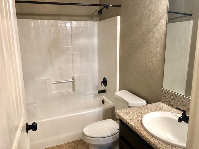 Building Photo - Spacious 4 Bedroom in Southern Vista Estates!