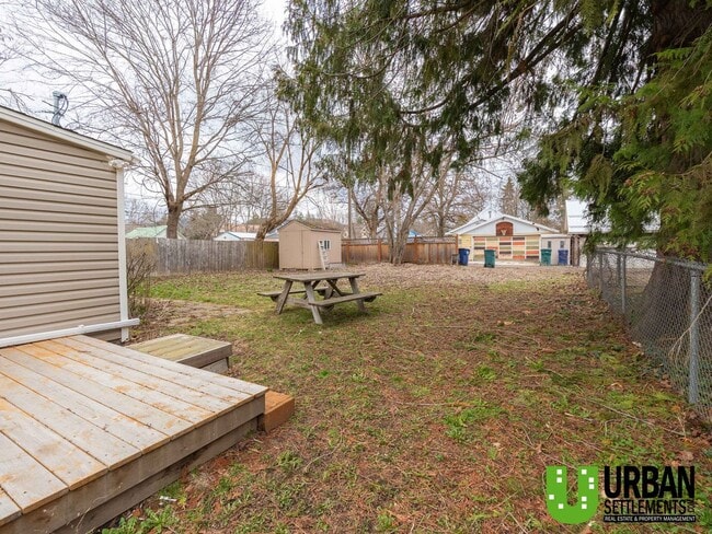 Building Photo - Midtown Coeur d’Alene Gem – Vaulted Ceilings, Large Yard & Prime Location!