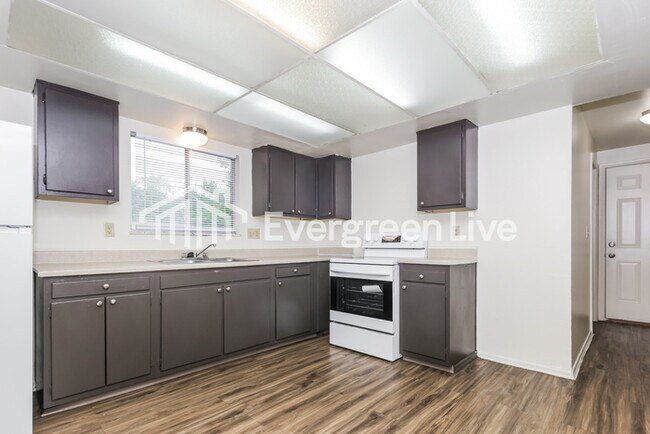 Building Photo - 6291 Leawood Dr