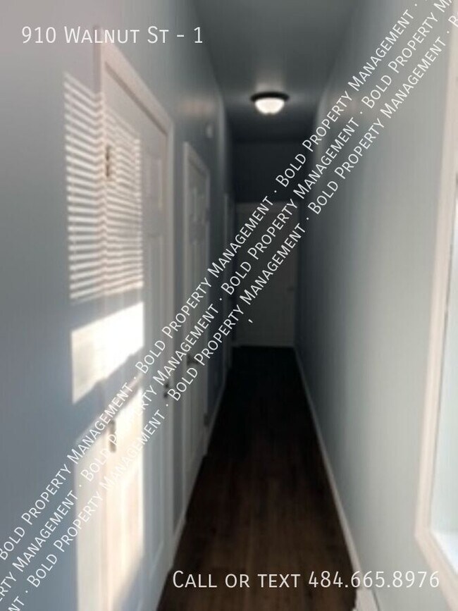 Building Photo - 910 Walnut St