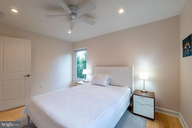 Building Photo - 4614 ROXBURY Dr
