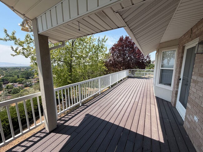 Building Photo - Spacious 4 Bed, 5 Bath Home with 3-Car Garage in Layton!