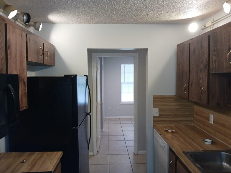 Building Photo - 6415 Sable Woods Dr E