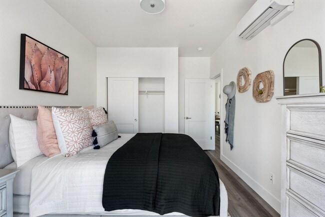 Building Photo - The Vineyards at Dennis Lane upper 2 bed 1 bath town home with vineyard views