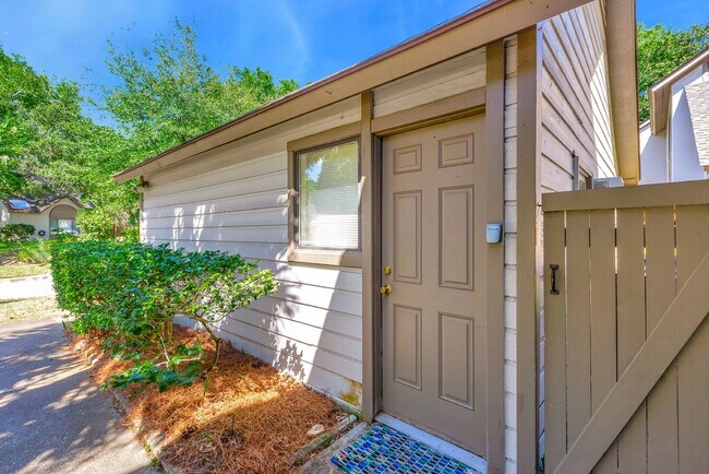 Building Photo - Prime Location Near Ravenel Bridge & Charl...