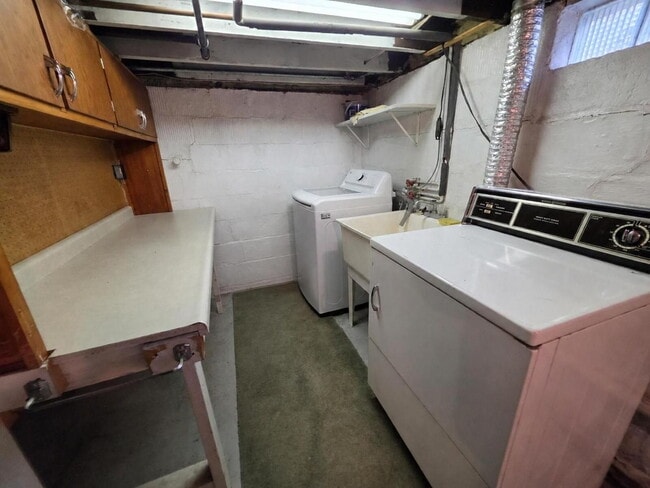 Building Photo - 2 Bedroom, 1 Bathroom Home with Garage Available Now
