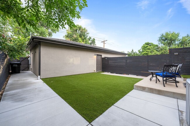 Building Photo - Contemporary Urban Living in University Park