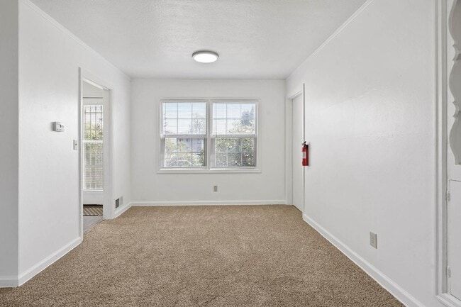 Building Photo - Beautifully maintained 1-bdrm/1-bath unit in 4-plex. Fireplace, off-street parking, laundry, grea...