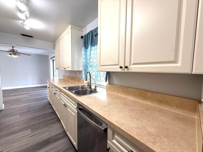 Building Photo - 16394 Pimlico Dr E