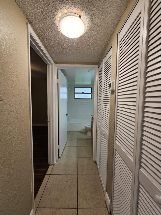 Building Photo - 1523 Lake Crystal Dr
