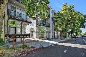 Building Photo - Modern Luxury 3 bedrooms and 2 bathrooms T...