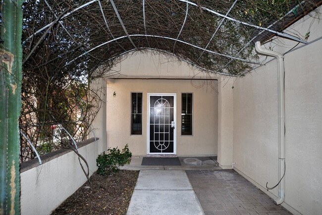 Building Photo - 4 Bedroom, 2.5 Bathroom in Oro Valley