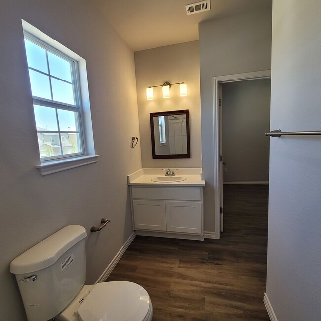 Building Photo - Townhome for rent
