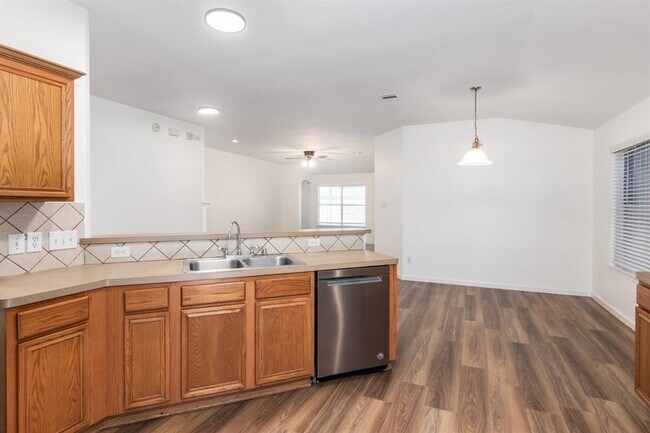 Building Photo - 32350 Cross Spring Park Ln