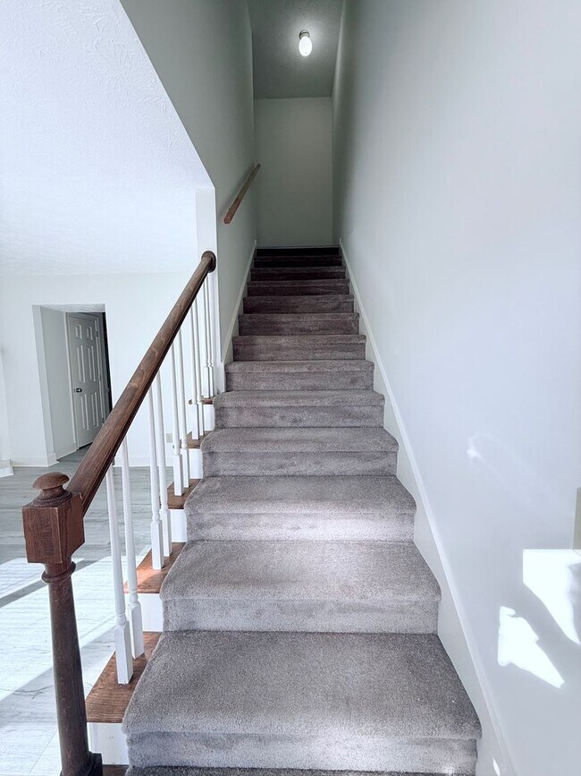 Building Photo - Gorgeous townhouse in great Gainesville location!