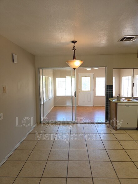 Building Photo - 26340 Harrisburg Dr