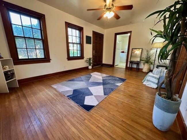 Building Photo - 2 bed, 1 bath home for rent in Waterloo