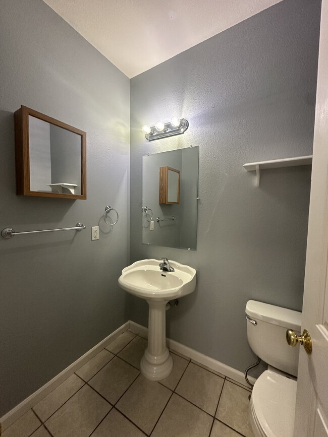 Building Photo - Charming Townhouse for Rent in Cheyenne, WY