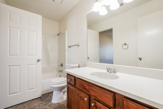 Building Photo - 1433 Grovecrest Dr