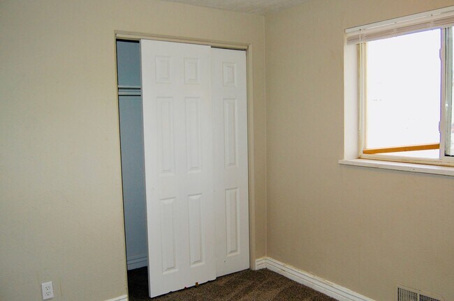 Building Photo - Updated 3Bedroom-In-Unit Laundry-$1,000 Move-In credit