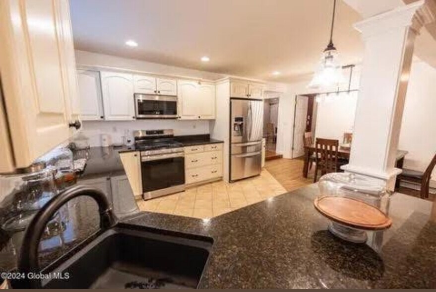 Building Photo - 24b Thacher St