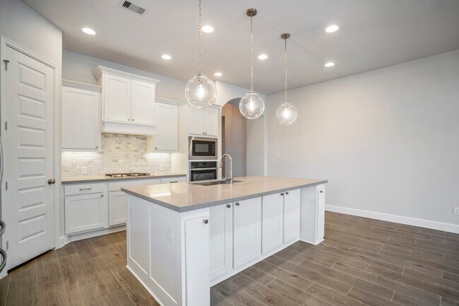 Building Photo - 7845 Charter Hill Dr