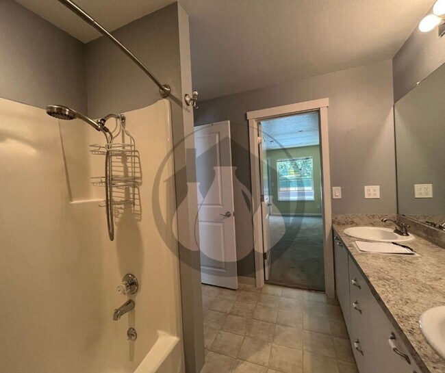 Building Photo - Charbonneau Area-  Spacious upstairs unit
