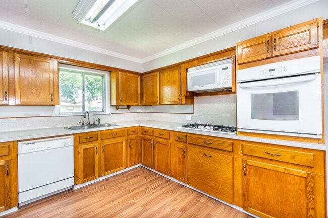 Building Photo - Large 4Bed/2Bath House on Beautiful Lot