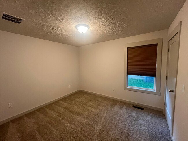 Building Photo - WOW! Look at this property ! You cant beat this price!