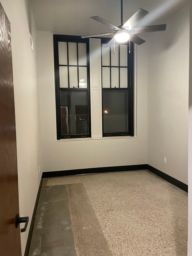 Building Photo - Central Square