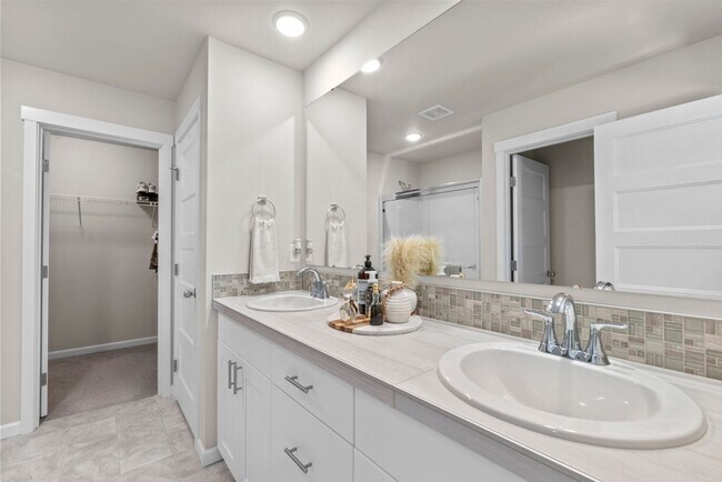 Building Photo - Beautiful 4 bedroom home