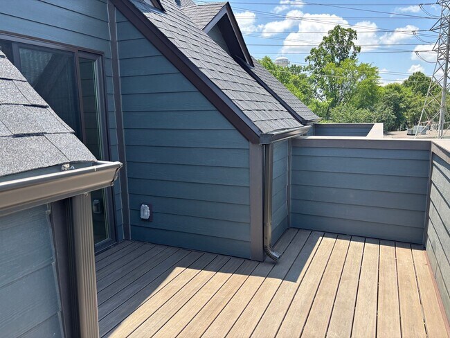 Building Photo - Pristine, move-in ready Townhome located i...