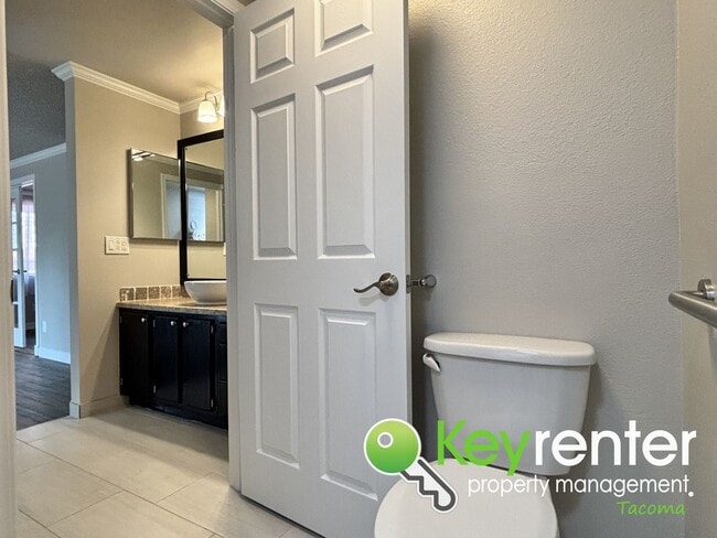 Building Photo - Stylishly Updated Lakewood Home in Seclude...