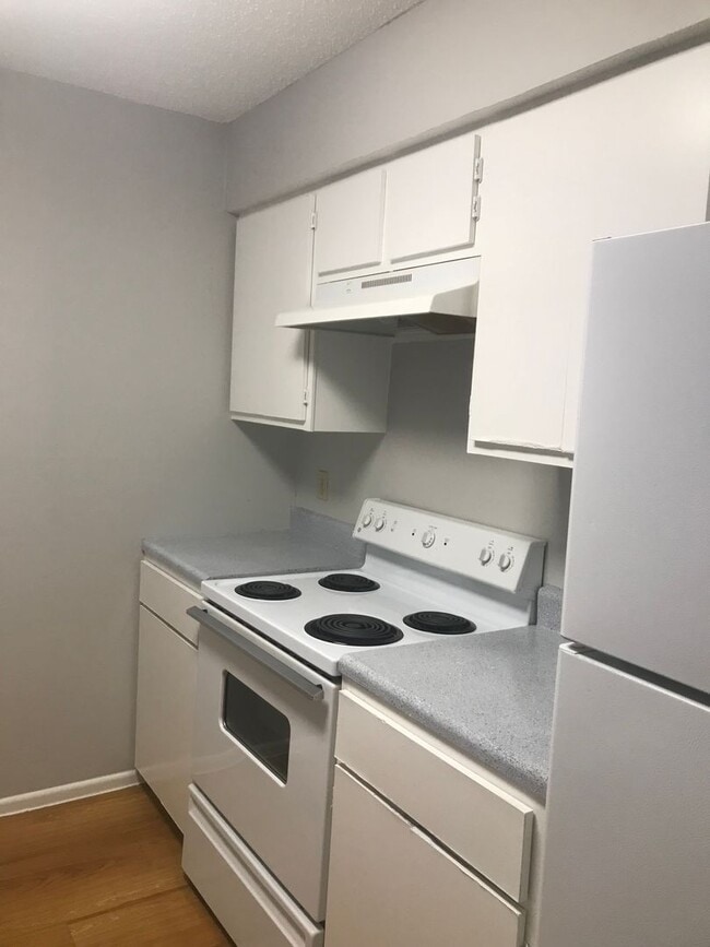 Building Photo - 2 bedroom Duplex