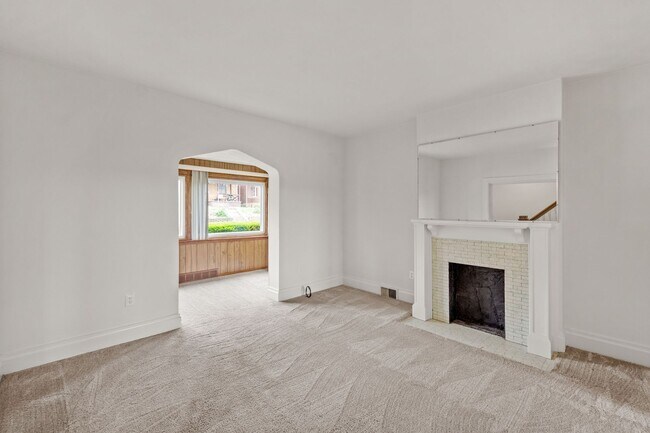 Building Photo - AVAILABLE AUGUST 1ST!! BEAUTIFUL 3 BEDROOM...