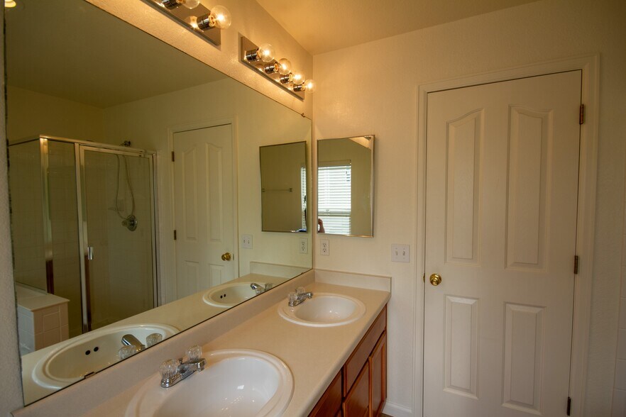 Building Photo - 5747 Jaguar Way