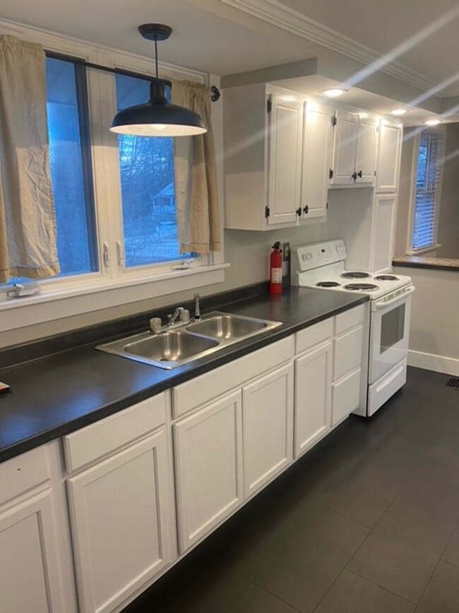 Building Photo - 2 bedroom/1 bath - Available Now