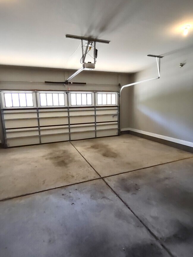 Building Photo - Luxury Townhome Available in Fairway Row C...
