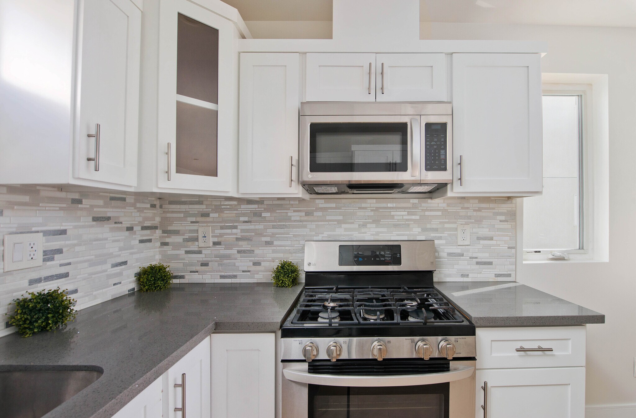 Building Photo - 635 N Harvard Blvd