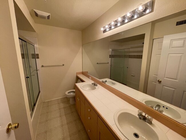 Building Photo - Sammamish - 3 BR, 2 BTH ground floor condo...