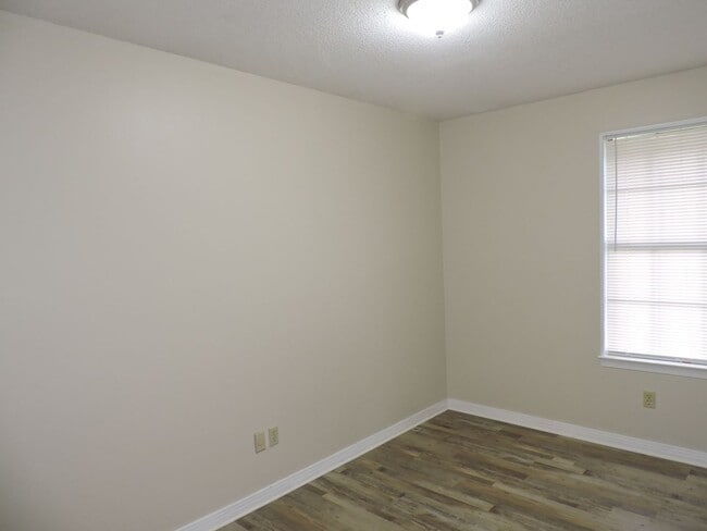 Building Photo - Great Northeast location!