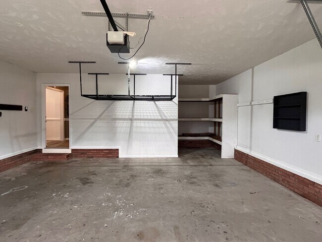 Building Photo - Avail NOW'n ROCK CREEK!