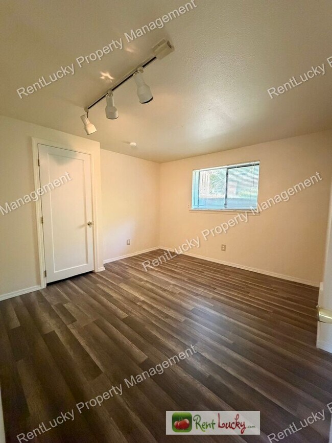 Building Photo - Cute and Remodeled 2-Bedroom Duplex in Great Seattle Location!